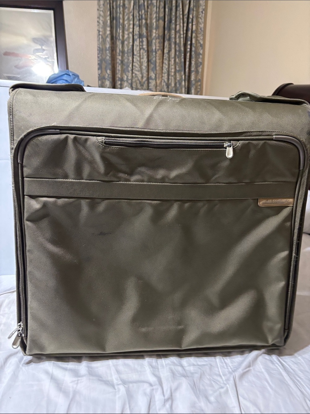 Briggs & Riley 24 wheeled wardrobe garment bag. Excellent preowned condition